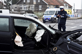 Wypadek w Kazimierzowie, kierowca ciężarówki nie żyje