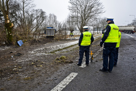 Wypadek w Kazimierzowie, kierowca ciężarówki nie żyje