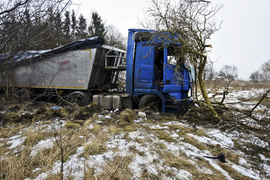 Wypadek w Kazimierzowie, kierowca ciężarówki nie żyje