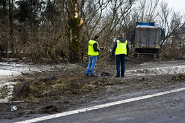 Wypadek w Kazimierzowie, kierowca ciężarówki nie żyje