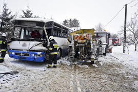 Pługopiaskarka uderzyła w autobus