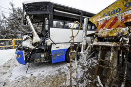Pługopiaskarka uderzyła w autobus