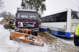 Pługopiaskarka uderzyła w autobus