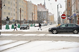 Tak od rana miasto walczy ze śniegiem