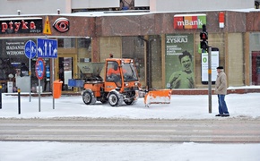 Tak od rana miasto walczy ze śniegiem