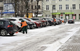 Tak od rana miasto walczy ze śniegiem