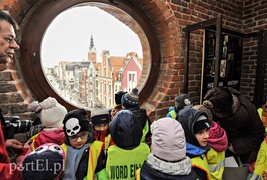 Odcisk łopaty i psiej łapy, czyli tajemnice ukryte w bramie