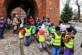 Odcisk łopaty i psiej łapy, czyli tajemnice ukryte w bramie