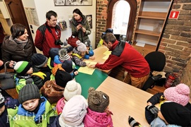 Odcisk łopaty i psiej łapy, czyli tajemnice ukryte w bramie