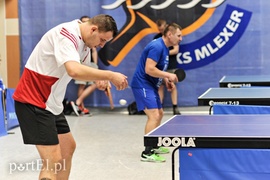 Mundurowi grają w ping-ponga