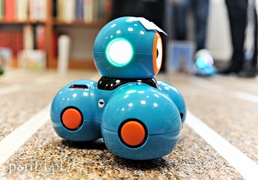 Dzieci programują roboty w bibliotece