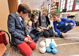 Dzieci programują roboty w bibliotece