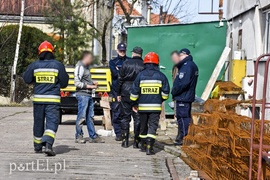 Wypadek na budowie, mężczyzna zasypany w wykopie