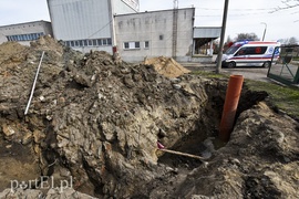 Wypadek na budowie, mężczyzna zasypany w wykopie