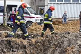 Wypadek na budowie, mężczyzna zasypany w wykopie