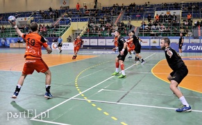 Meblarze słabsi w meczu ostatnich drużyn (piłka ręczna)
