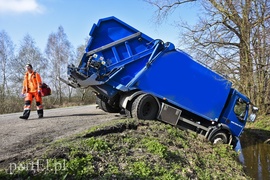 Śmieciarką wjechali do rowu