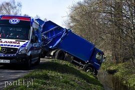 Śmieciarką wjechali do rowu