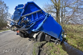 Śmieciarką wjechali do rowu