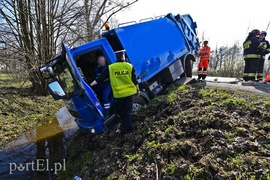 Śmieciarką wjechali do rowu