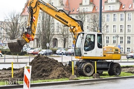 Koparka poszła w ruch, powstaje torowisko