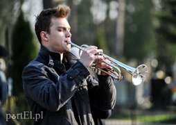 PO składała kwiaty sama PO składała kwiaty sama