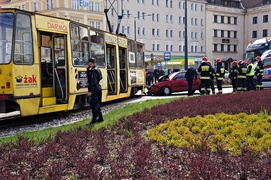 Seatem wjechał pod tramwaj