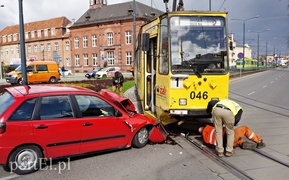 Seatem wjechał pod tramwaj