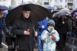Droga krzyżowa w deszczu
