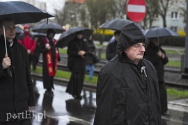 Droga krzyżowa w deszczu