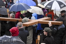 Droga krzyżowa w deszczu