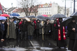 Droga krzyżowa w deszczu