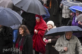 Droga krzyżowa w deszczu