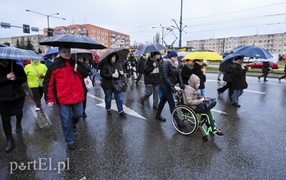 Droga krzyżowa w deszczu