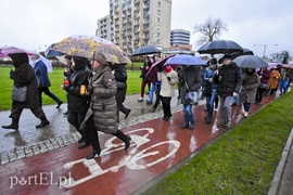 Droga krzyżowa w deszczu