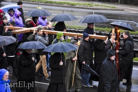Droga krzyżowa w deszczu