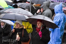 Droga krzyżowa w deszczu