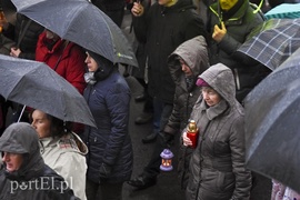 Droga krzyżowa w deszczu