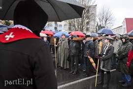 Droga krzyżowa w deszczu