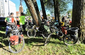 Jadą na rowerach dookoła świata