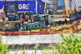 Z wraku do rzeki wyciekł olej