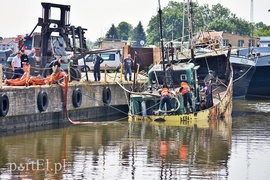 Z wraku do rzeki wyciekł olej