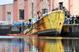 Z wraku do rzeki wyciekł olej