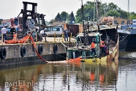 Z wraku do rzeki wyciekł olej