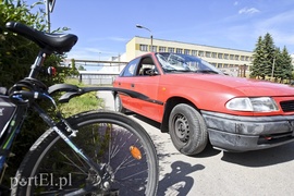 Dwaj rowerzyści zderzyli się z oplem