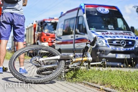 Dwaj rowerzyści zderzyli się z oplem