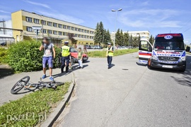 Dwaj rowerzyści zderzyli się z oplem