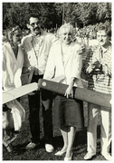 Zdjęcie zrobione podczas festynu „Zamech miastu” w 1986 roku zorganizowanego na terenie stadionu Olimpii. Fryzjerki Elżbieta i Alina symboliczną brzytwą goliły brodę dyrektorowi Zamechu Wojciechowi Kowalczykowi.