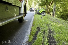 Uderzył w auto, którym jechał poszukiwany przez policję