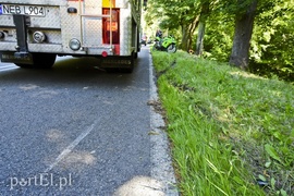 Uderzył w auto, którym jechał poszukiwany przez policję